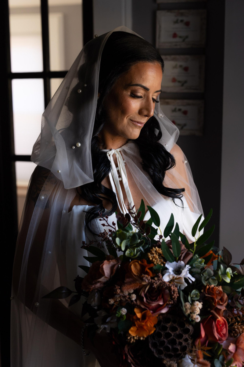 bride portrait with terracotta, cinnamon, rust and ivory wedding bouquet