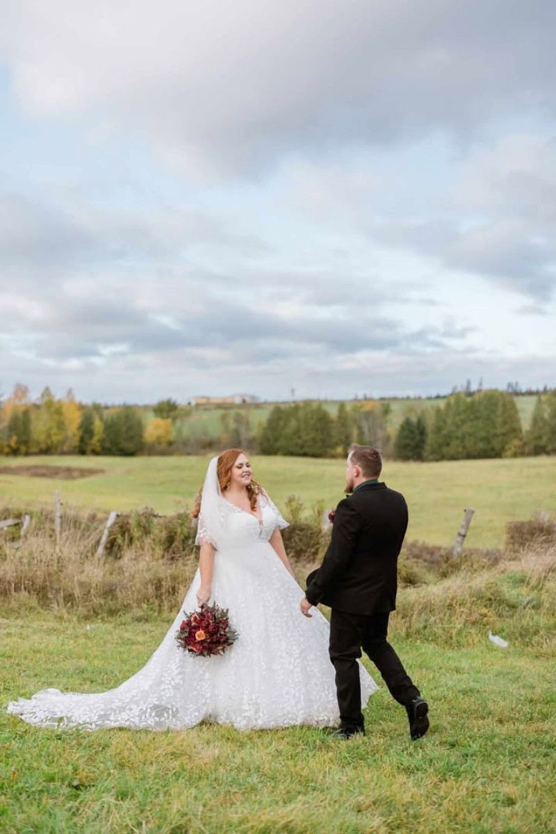 Rust, Burgundy & Cinnamon wedding bouquet with bride and groom in countryside wedding setting720-1200
