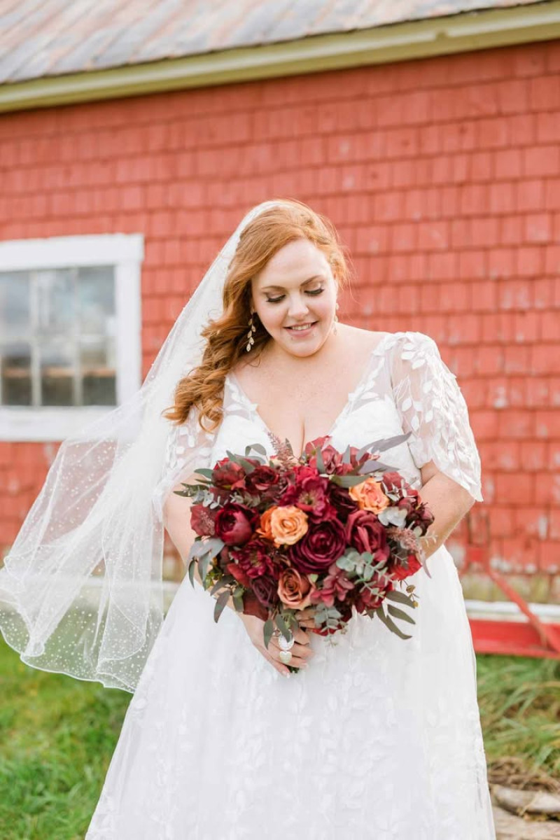 Rust, Burgundy & Cinnamon wedding bouquet, autumn bridal portrait with burgundy flowers720-1200