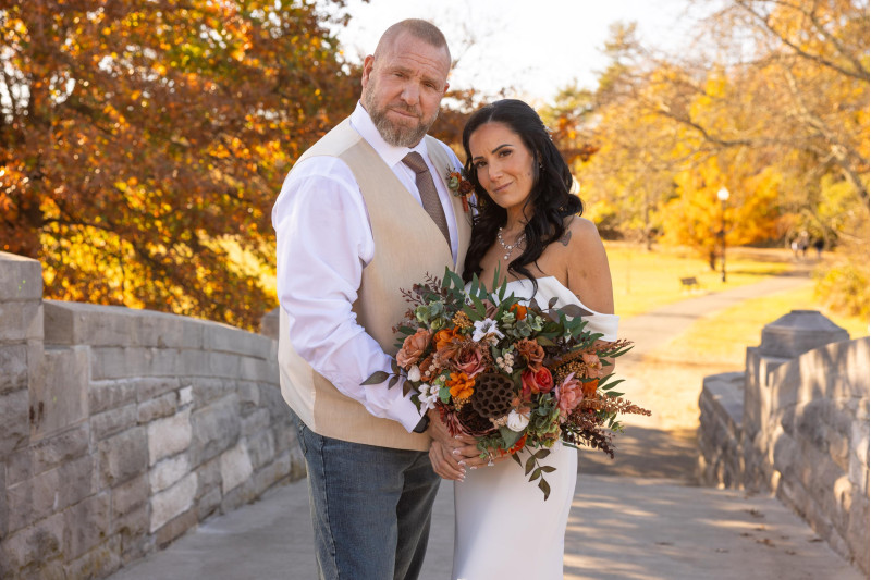 bride and groom with terracotta, cinnamon, rust and ivory wedding bouquet
