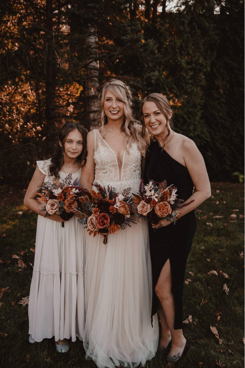 Burgundy and terracotta wedding bouquets for bride and bridesmaids with warm autumn florals