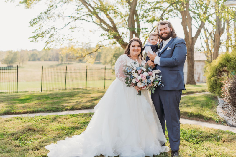 Dusty mauve and dusty blue wedding bouquet with soft white flowers for a romantic family wedding portrait3000-533.06666666667