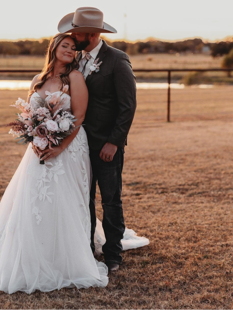 Blush pink and beige wedding bouquet with soft neutral flowers for a romantic bridal look