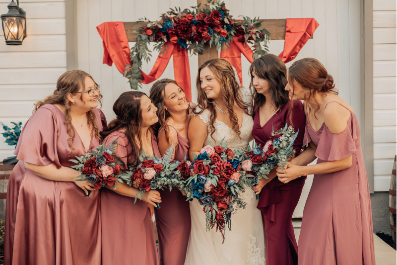 Wedding ceremony flowers in navy blue, pink and burgundy tones
