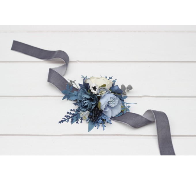 Wedding boutonnieres and wrist corsage in dusty blue white ivory gray color scheme. Flower accessories. 5263