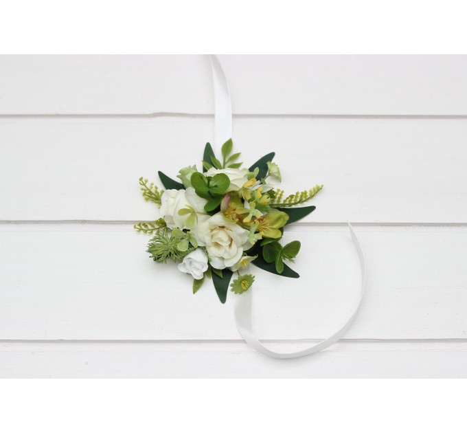 Wedding Boutonnieres in White and Green – Elegant Flower Accessories for Men