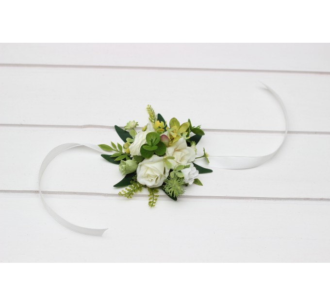 Wedding Boutonnieres in White and Green – Elegant Flower Accessories for Men