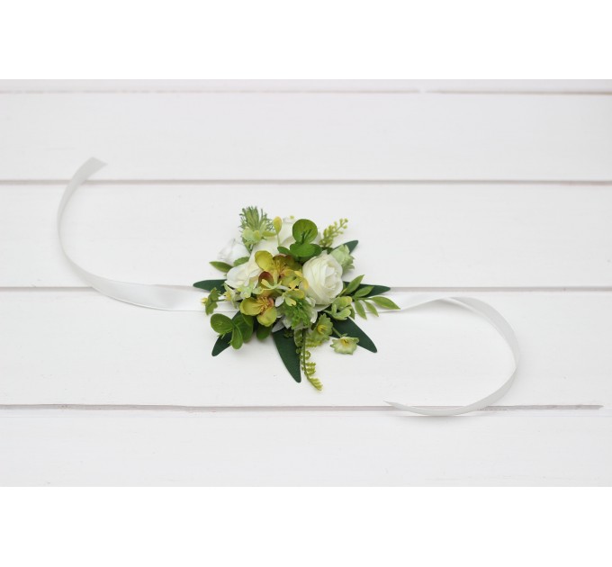 Wedding Boutonnieres in White and Green – Elegant Flower Accessories for Men