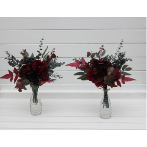 Simple wedding table flowers. Mini bouquets for vases in moody borgundy and dark green color scheme. Flowers for wedding decor. Table flowers. Centerpiece. 5230