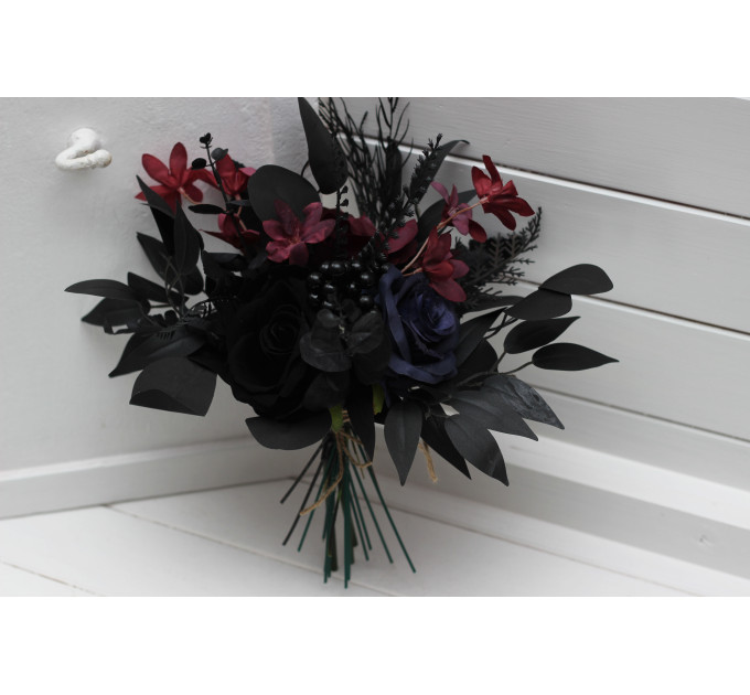 Simple Wedding Table Flowers – Mini Bouquet in Burgundy, Black, Blue & Purple