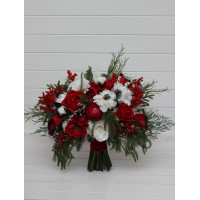 Classic red and white bridal bouquet for a winter wedding. Bridesmaid bouquet. 5440