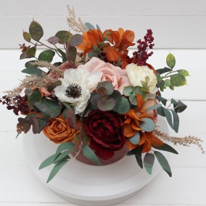 Burgundy rust ivory cinnamon centerpiece. Table decor. Flowers in box. 0039