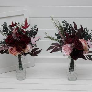 Simple wedding table flowers. Mini bouquets for vases in burgundy dusty pink color scheme. DIY flowers for wedding decor. Table flowers. Centerpiece. 5019 Simple wedding table flowers. Mini bouquets for vases in burgundy dusty pink color scheme. DIY flowers for wedding decor. Table flowers. Centerpiece. 5019