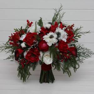 Classic red and white bridal bouquet for a winter wedding. Bridesmaid bouquet. 5440