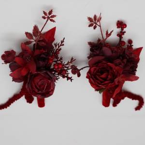 Red burgundy wedding boutonnieres. 5442
