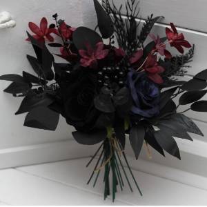 Simple wedding table flowers. Mini bouquet for vase in burgundy black blue purple color scheme. Flowers for wedding table decor. DIY flowers. Centerpiece. 5429 Simple wedding table flowers. Mini bouquet for vase in burgundy black blue purple color scheme. Flowers for wedding table decor. DIY flowers. Centerpiece. 5429