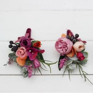  Wedding boutonnieres and wrist corsage  in jewel-tone color scheme. Flower accessories. 5127